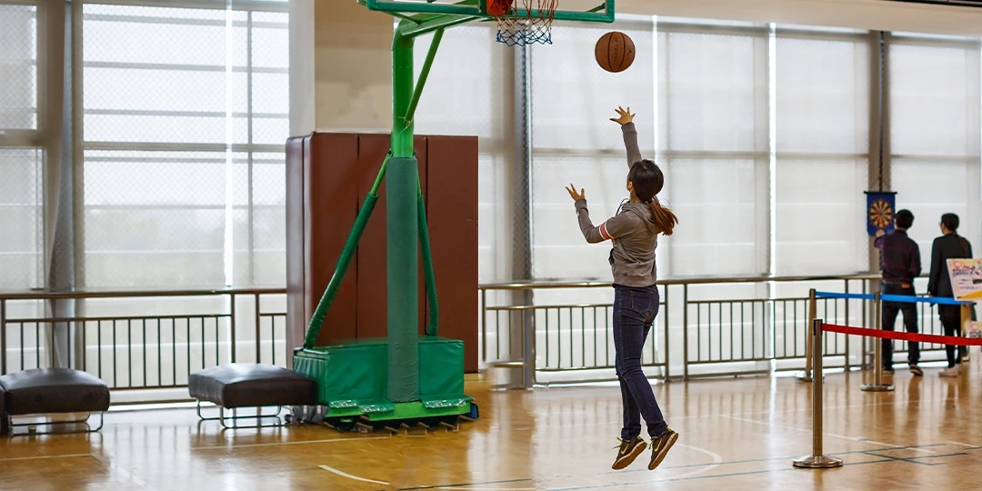 Крытая спортивная площадка